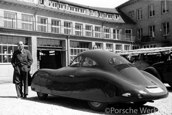 Porsche Type 64 trkaći automobil za utrku Berlin-Rim III A 0701 parkiran ispred tvornice Porsche u Stuttgartu 1940. i djelatnik Eugen Schlichter