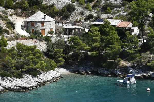 Nekretnina Lovre Kuščevića u Malinskoj kod Milne