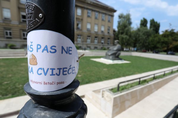 Na Trgu Marka Marulića postavljena su upozorenja neodgovornim vlasnicima pasa
