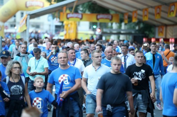 Dinamovi navijači i navijačice ispred Maksimira