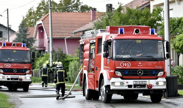 Zagreb: Vatrogasci na intervenciji u Ježdovcu, gdje je grom uzrokovao požar