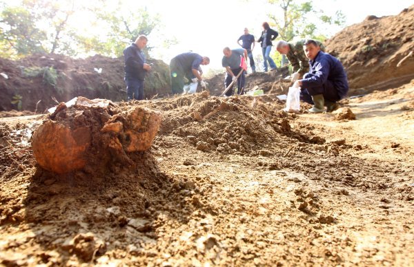 Iskopavanje ubijenih na kraju II. svjetskog rata u Gračanima