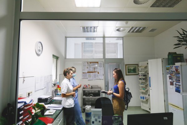 Novinarka tportala u razgovoru s medicinskim sestrama u Klinici za traumatologiju