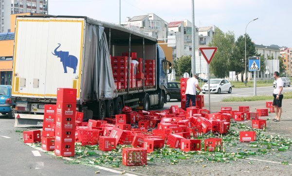Iz kamiona na kružnom toku ispalo sedamdesetak gajbi piva