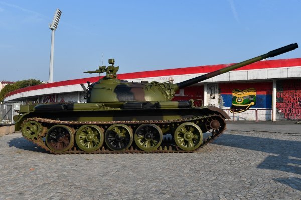 Stari JNA tenk T-55 postavljen je ispred stadiona Rajko Mitić