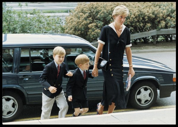 Princeza Diana sa sinovima Williamom i Harryjem