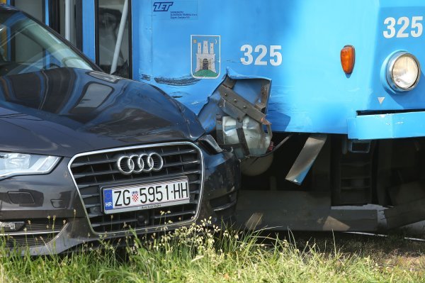 Sudar tramvaja i automobila u Zagrebu
