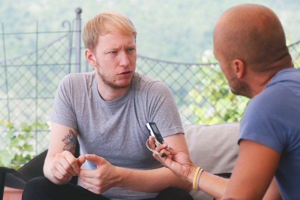 Deni Srdoč u razgovoru s novinarom tportala Lukom Filipovićem. Srdoč na desnoj ruci ima tetovirano 'whatever the mind can conceive and believe it can achieve' (sve što um može zamisliti i vjerovati, može i ostvariti).