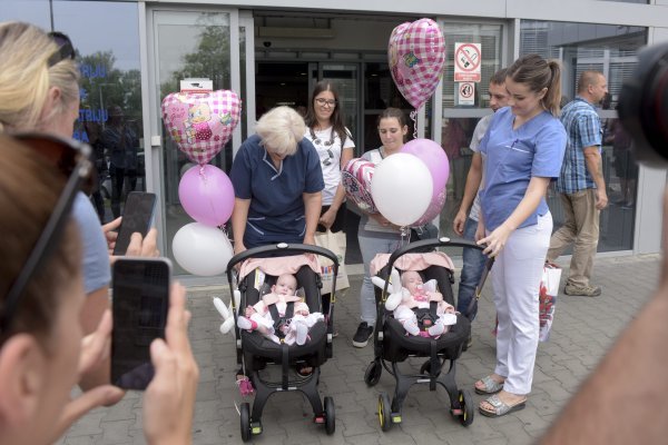 Uspješno razdvojene sijamske blizanke Valentina i Kristina Tombolaš napustile bolnicu