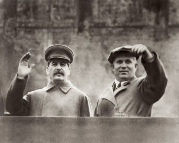 Josif Visarionovič Staljin i Nikita Hruščov 1935. u Lenjinovu mauzoleju u Moskvi