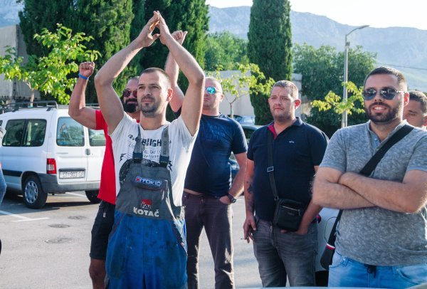 Kaštelanski taksisti daju podršku Silviju Kneževiću pred prekršajnim sudom