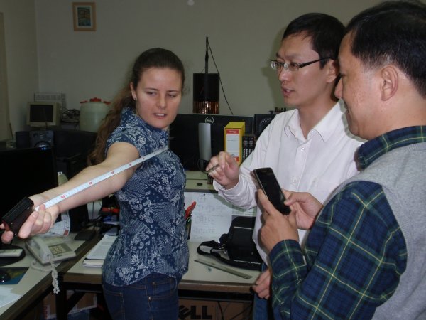 Docentica Željka Lučev Vasić znanstvenicima iz Kine pokazuje kako radi sustav sklopljen na zagrebačkom FER-u