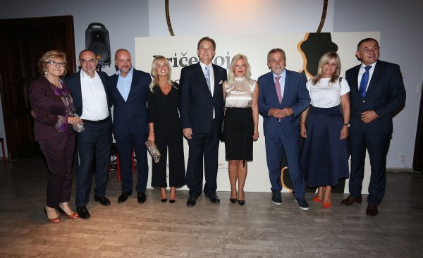 Brojni uzvanici na otvorenju izložbe 'Priče koje kroje Varteks'