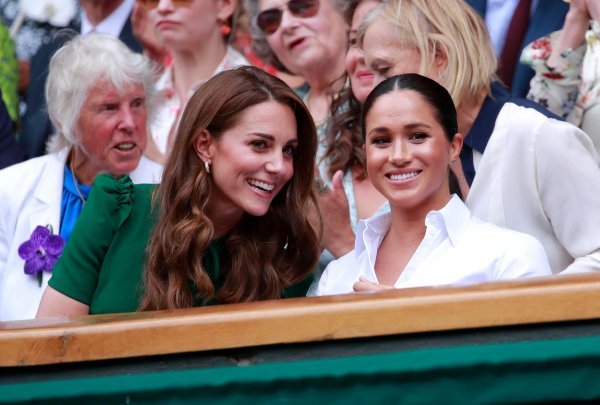 Meghan Markle u društvu šogorice Kate Middleton gledala je finale Wimbledona ove godine u kojem je Serena Williams izgubila od Simone Halep