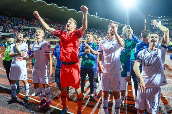 Slavlje nogometaša Finske nakon pobjede nad Grčkom