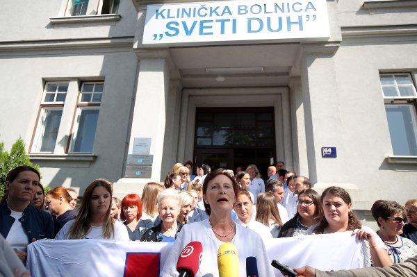 Mirni prosvjed zdrastvenih djelatnika pred kliničkom bolnicom "Sveti Duh"