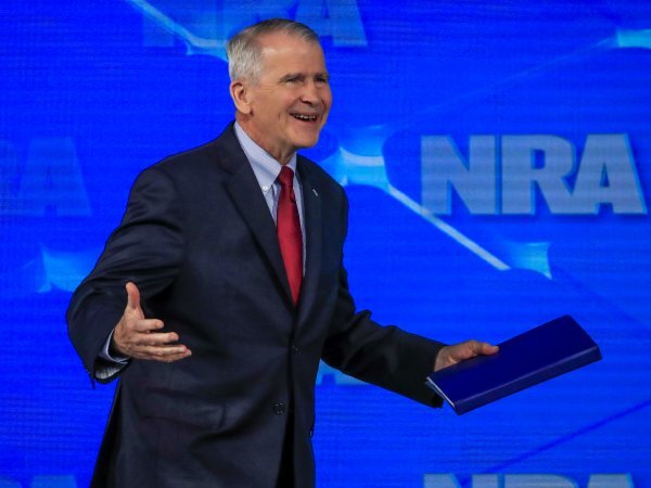 Predsjednik NRA Oliver North na godišnjem forumu lidera NRA na stadionu Lucas Oil u Indianapolisu u Indiani 26. travnja 2019.