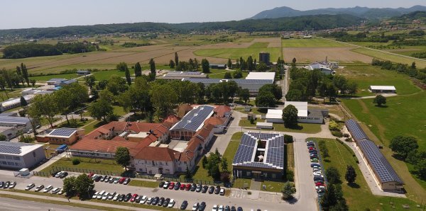 Na približno 9.000 četvornih metara krovnih površina zgrada u vlasništvu Genere izgrađeno je solarno fotonaponsko postrojenje