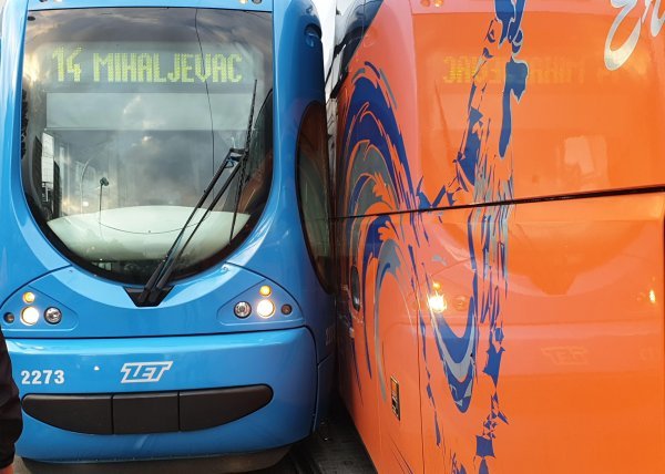 Sudar tramvaja i autobusa