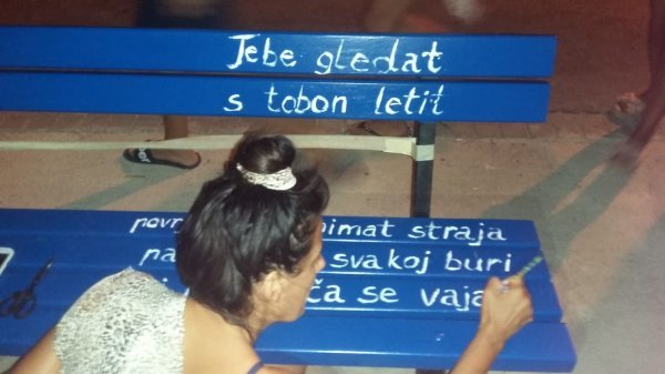 Noćno oslikavanje klupa u Vranjicu