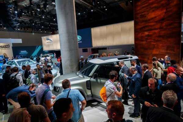 Predstavljen je novi Land Rover Defender na autosalonu u Frankfurtu