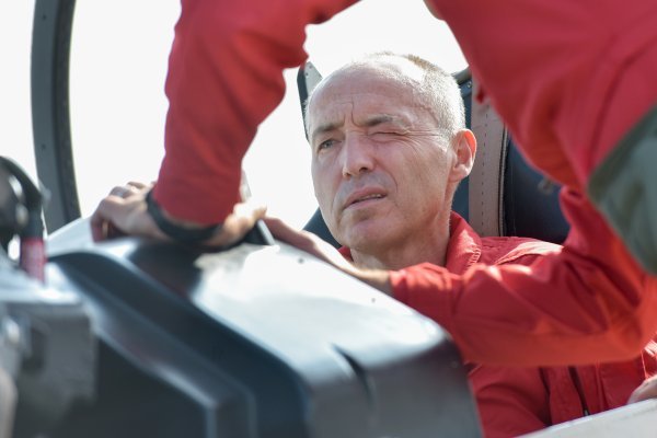 Damir Krstičević izveo let s akrobatskom skupinom Krila Oluje