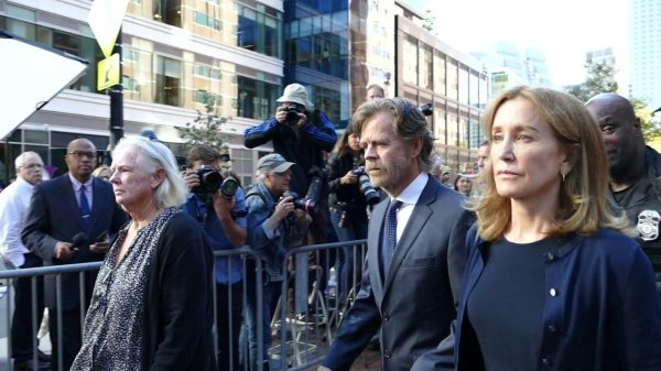 Felicity Huffman izlazi iz zgrade suda sa suprugom, glumcem Williamom H. Macyjem