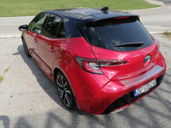 Corolla hatchback 2,0 hibrid s opremom Sport