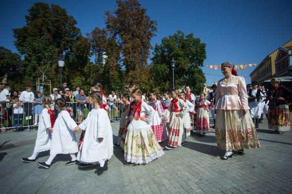 Predsjednica dodijelila Povelju Republike Hrvatske manifestaciji Vinkovačke jeseni