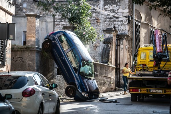 Pula: Automobil sletio na cestu sa visine od dva metra