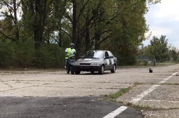 Nalet automobila na mopedista