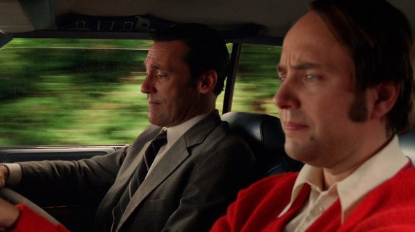 Jon Hamm (Don Draper) i Vincent Kartheiser (Pete Campbell) u seriji 'Momci s Madisona'