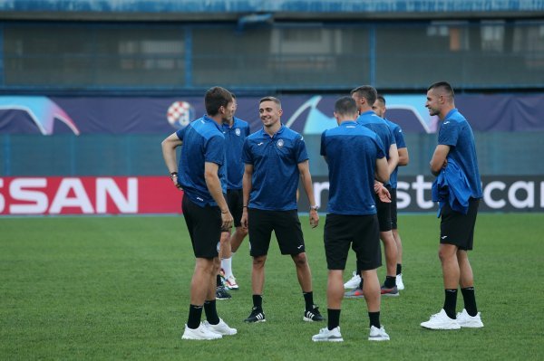 Igrači Atalante na maksimirskom travnjaku