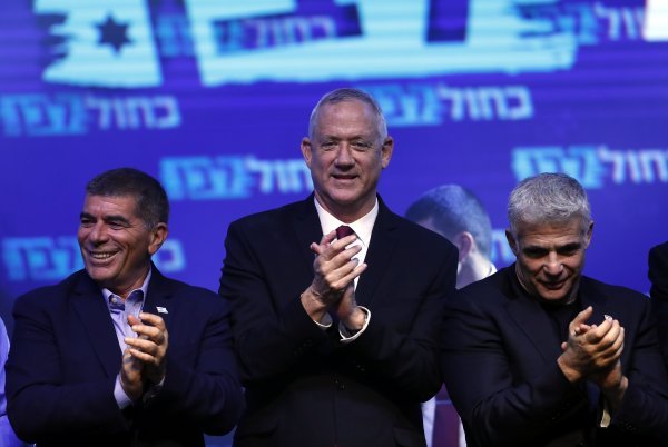 Benny Gantz (u sredini) vođa oporbene Bijelo plave koalicije