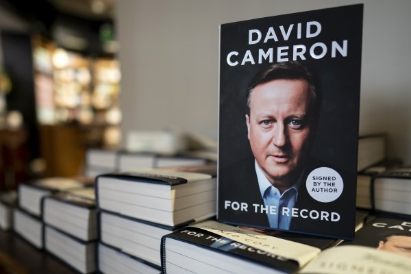 Bivši britanski premijer David Cameron napisao je memoare