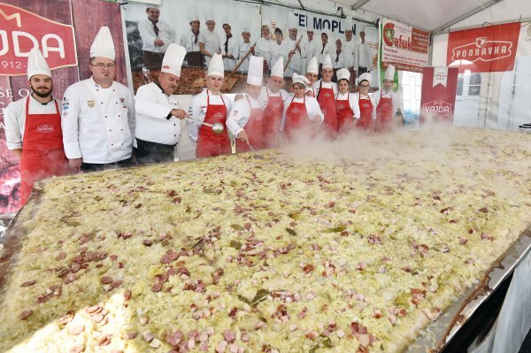 Vidovec: Pokušaj obaranja Guinnessovog rekorda u pripremi najveće sarme na svijetu