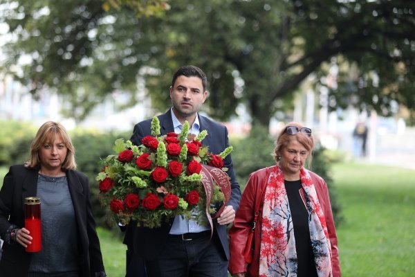 Davor Bernardić položio cvijeće za Nacionalni dan borbe protiv nasilja nad ženama