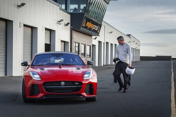 Jaguar F-Type SVR Coupe 8
