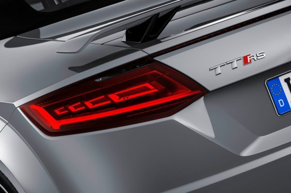 OLED stražnja svjetla na modelu Audi TT RS (2016.)