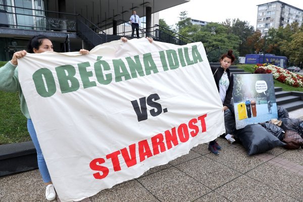 Performans aktivista Zelene akcije na Trgu Stjepana Radića