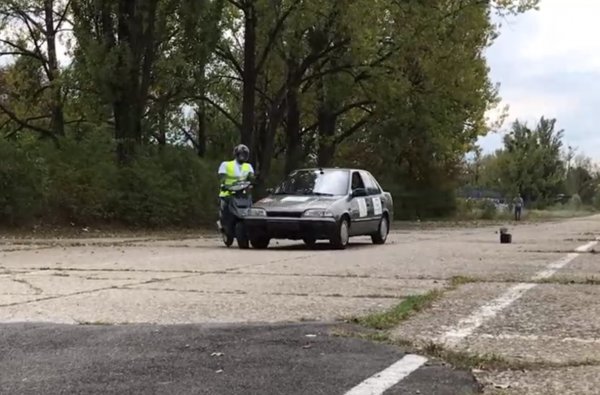 Simulacija prometne nesreće mopeda i automobila