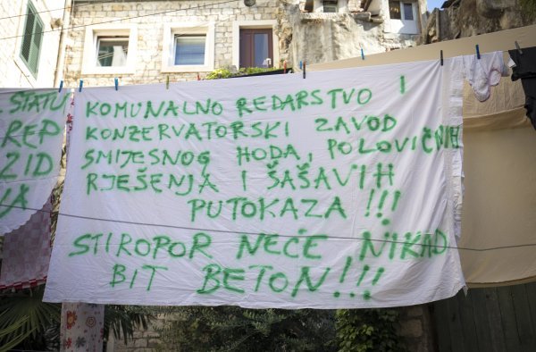 Split: Na tiramoli iznad vrta u Dominisovoj osvanuli su transparenti
