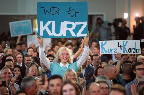 Austrijanci, ali i Austrijanke razvili su transparente: Mi smo za Kurza! 
