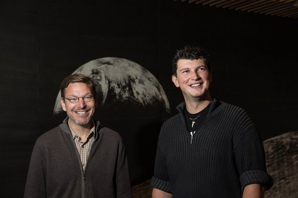 Caltechovi profesori Mike Brown i Konstanin Batygin punih su godinu i  pol istraživali udaljene objekte u Sunčevom sustavu