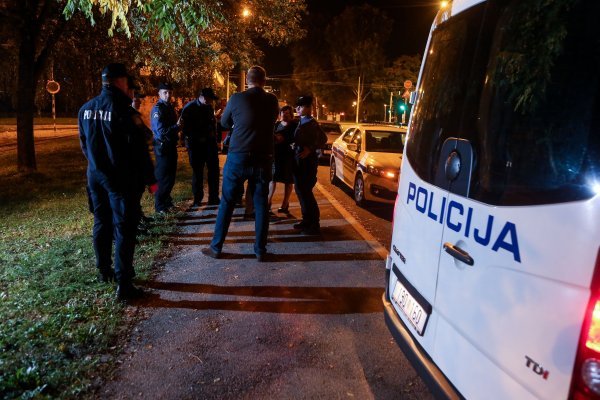 Obitelj postavila ogradu preko tramvajske pruge na okretištu u Prečkom