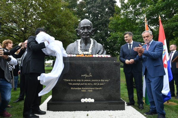 Otvaranje biste Mahatme Gandhija na Bundeku