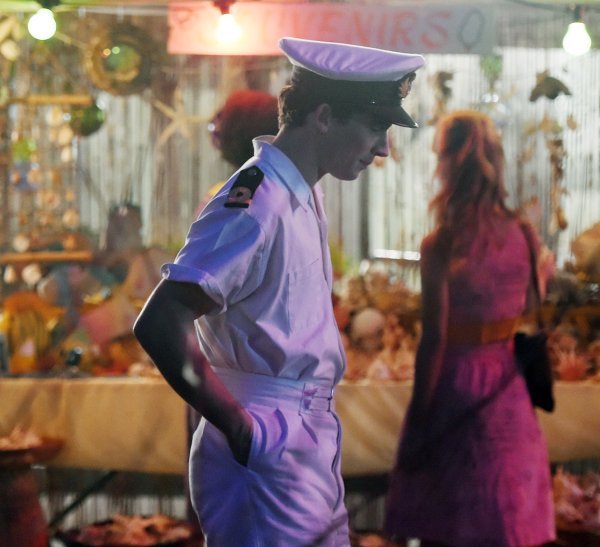 Josh O'Connor na snimanju treće sezone serije 'The Crown'