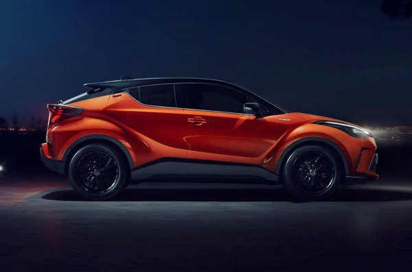 Toyota C-HR je dobila i jači 2,0-litreni hibridni pogon, novi multimedijski sustav te modifikacije prednjeg i stražnjeg dijela