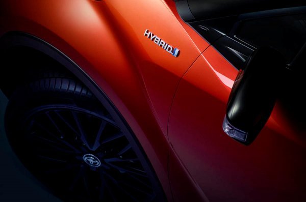 Toyota C-HR je dobila i jači 2,0-litreni hibridni pogon, novi multimedijski sustav te modifikacije prednjeg i stražnjeg dijela