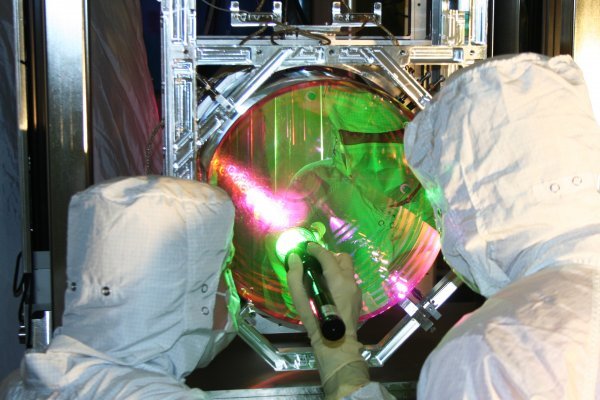 Ogledalo unutar opservatorija LIGO hvata gravitacijske valove